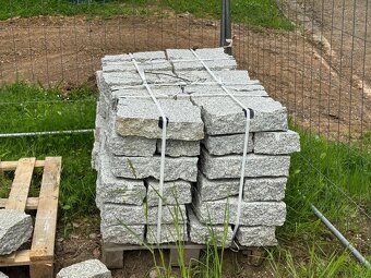 Prodám žulové obrubníky a kostky-vlastní odvoz z Tišnova - 5