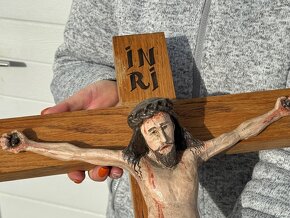 Starožitný dřevěný kříž s malovaným Ježíšem ze dřeva - 5