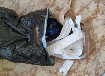 Nové zipy - 6 kg, stovky kusů různých délek a barev - 5