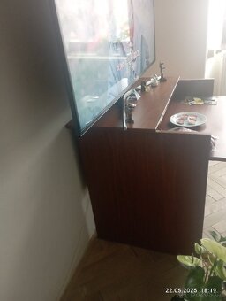 Prodám stůl za 80kč.Pevný,kvalitní.. - 5
