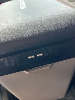 Kompresorová autolednice mezi sedačky - 5