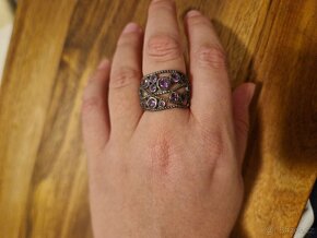 Krásný nový prstýnek s fialovými kamínky - 5