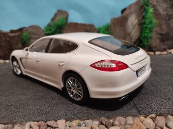 prodám model 1:18 porsche panamera 4S - 5