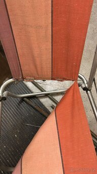 2 retro skládací židle – jedna funkční, jedna na renovaci - 5