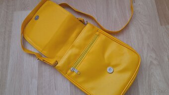 Žlutá crossbody kabelka - 5