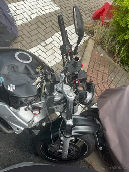 Suzuki GSR 600 (2006) – bouraná, motor OK, na díly - 5