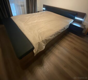 Manželská postel 180×200 s rošty, LED a nočními stolky - 5