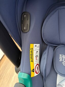 Autosedačka Britax Römer babysafe isense s otočnou základnou - 5