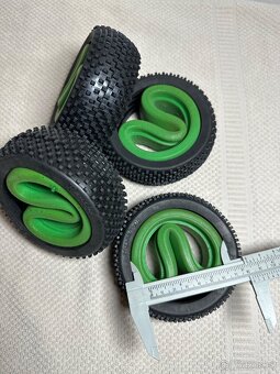 Gumy a disky na 1/8 buggy - 5