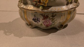 Porcelánová dóza zdobená chlapec s dívkou míšeň - 5