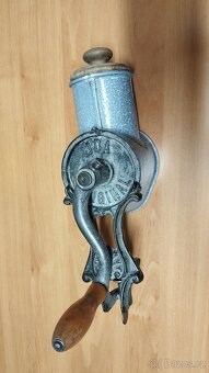 Velmi starý velký mlýnek na strouhanku  IDA - 5