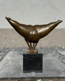 Luxusní bronzová socha Balancující žena Plus Size Gymnastka - 5