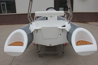 Nový nafukovací člun s laminátovým kýlem 3,9m max 40HP - 5