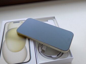 APPLE iPhone 15 256GB Yellow - ZÁRUKA - JAKO NOVÝ - 100% BAT - 5