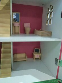 Domeček pro panenky s dřevěným nábytkem - 5