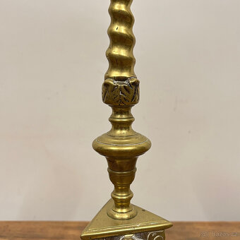 Vysoký mosazný svícen s bohatě zdobenou základnou v.38cm - 5