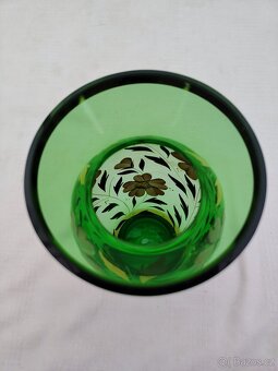 Zelená skleněná váza s květy - 5