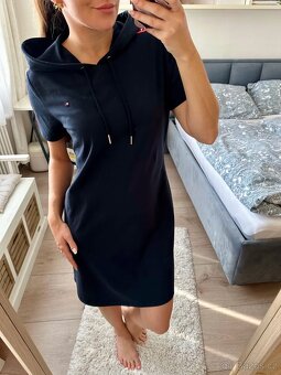 TOMMY HILFIGER TMAVĚ MODRÉ ŠATY - 5
