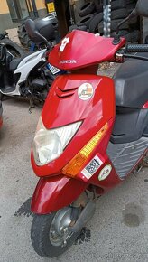 Justscoo. Pronájem (pujčovna) skútrů. 1500 Kč týden. - 5