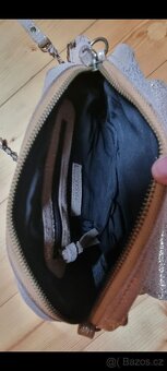 Zlatá kožená crossbody kabelka PIECES - 5