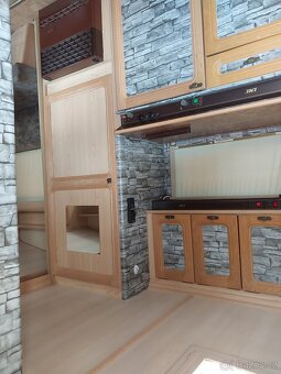 Karavan s předstanem - 5