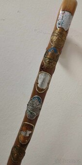 Stará dřevěná hůl 86 cm s turistickými štítky. - 5