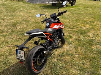 KTM Duke 125, rok 2020, najeto 15900 km, 11 KW - 5