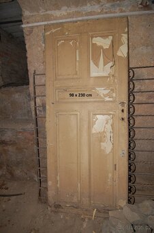 Staré dveře a vytrážová okna - 5