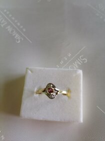 Zlatý prsten s diamanty a rubínem - 5