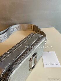 Marc Jacobs Snapshot kabelka stříbrné barvy - 5
