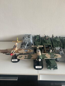 Velká sbírka COBI tanků – 20 ks + letadla, figurky, plánky – - 5