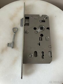 Nový zadlabávací zámek ASSA ABLOY - 5