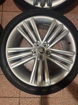 ALU Kola ŠKODA 5x100 R18 SIRIUS ZÁNOVNÍ Letní Pneu 205/45/18 - 5