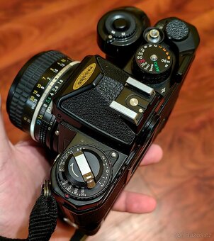 Nikon FE + MF 50/1.8 AI + grip a blesk - 5
