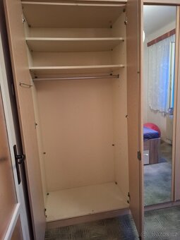 Šatní skříň se zrcadlem - 5