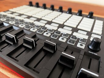 Prodám AKAI APC40 MK2 – MIDI kontroler - 5