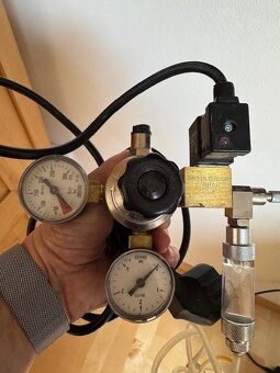 Akvarijní CO2 set s elektromagnetem a akvarijní kontrolér pr - 5