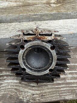 JAWA PAŘEZ 550/555 HLAVA VÁLCE - 5