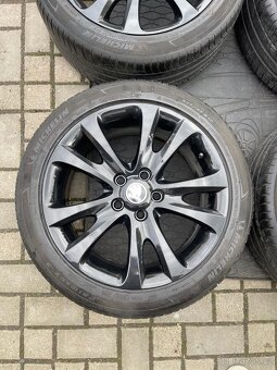 ORIGINÁL Alu Škoda TRIFID R17, 5x112 - TOP STAV, LETNÍ PNEU - 5