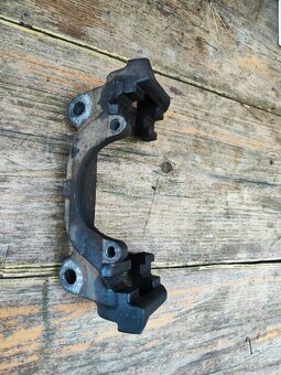 Přední držák brzd. třmene - audi a4 B7 - 5