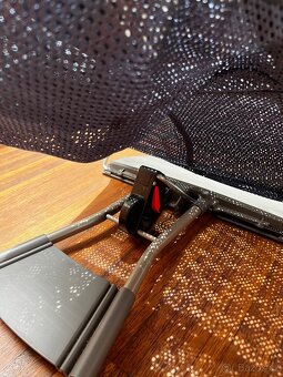 Babybjörn mesh modré lehatko Houpátko sedátko s hračkou - 5