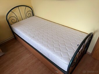 Kovová postel a roštem, matrací a šuplíkem na míru.. - 5