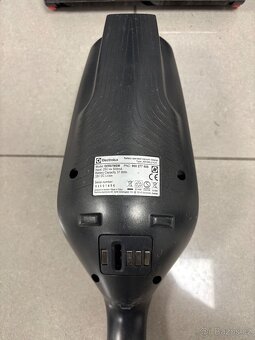 Vysavač tyčový Electrolux EERC72EB - 5