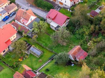 Částečně rekonstruovaný rodinný dům se zahradou a garáží v z - 5