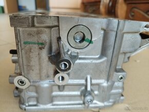 Hlava válců motoru 90352084F - 5