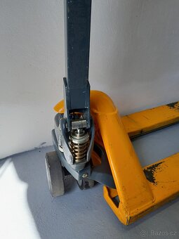 Prodám paletový vozík (paleťák) – nosnost 2200 kg - 5