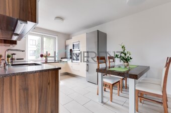 Pronájem rodinného domu 4+1, 140m² terasa, garáž, sklep - Pr - 5