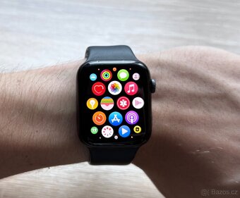 Apple Watch SE 44mm GPS Temně inkoustová- pěkný stav. - 5