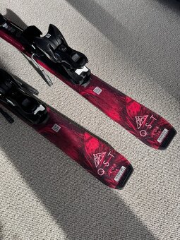 Prodám dívčí lyže Salomon E QST Lux S Jr + L7 B80 vel.130 cm - 5