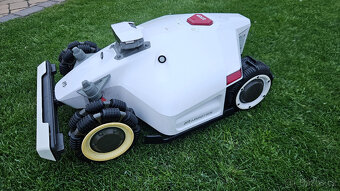 LUBA 2 AVD 10 000 robotická sekačka GPS bez drátů - 5